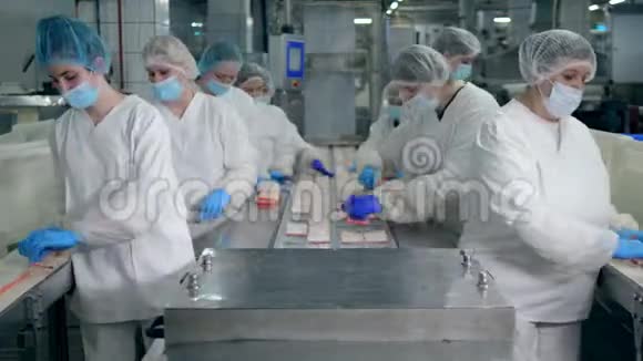 工厂工人组装产品女性工作人员持有的螃蟹产品的运输过程视频的预览图