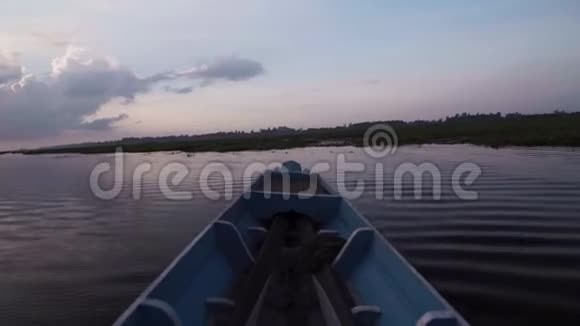 日落时分在沼泽地上航行的船视频的预览图