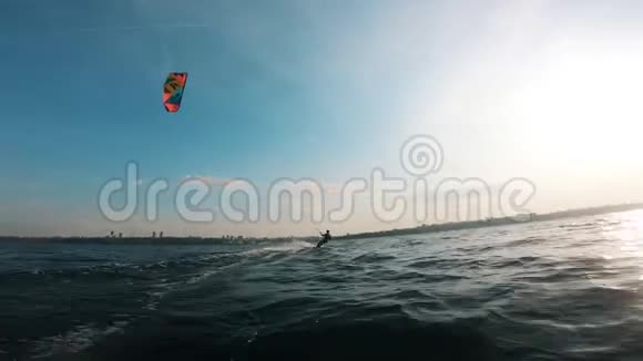 运动员在水上玩风筝板风筝冲浪风筝板视频的预览图