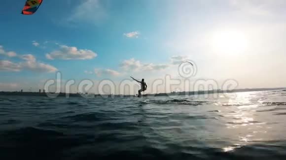 在水上玩风筝冲浪的人视频的预览图