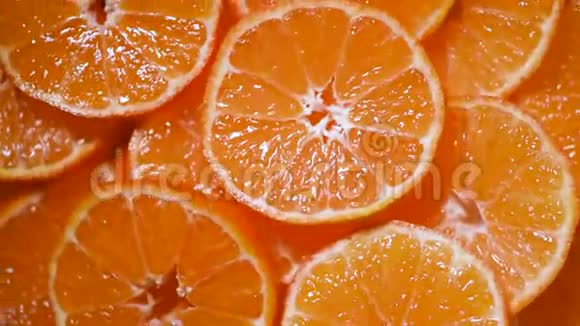 旋转背景上的果汁橘子纹理上景柑橘类水果素和生食概念切片橙子视频的预览图