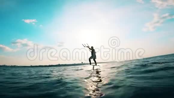 一个人在风筝冲浪时从船上掉下来视频的预览图