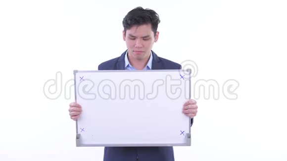 一位年轻的亚洲商人手持白板视频的预览图