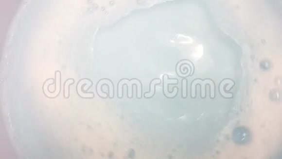 带有气泡的水和白色泡沫视频的预览图