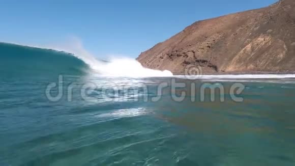 水下波浪蓝色桶状波在海洋中撞击视频的预览图