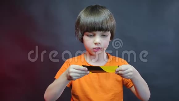 孩子把胶带粘在嘴上视频的预览图