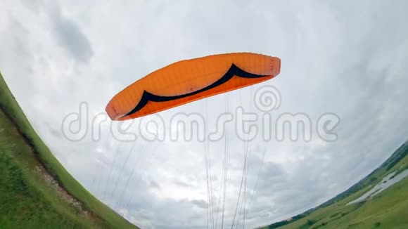 运动员在飞越场地时控制滑翔伞视频的预览图