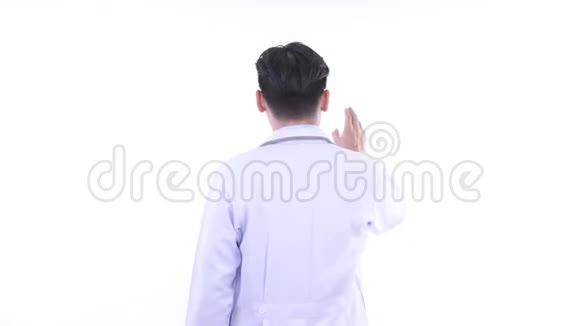 年轻的亚洲男医生的后视图视频的预览图