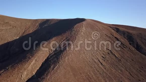 从空中俯瞰火山顶部的运动视频的预览图
