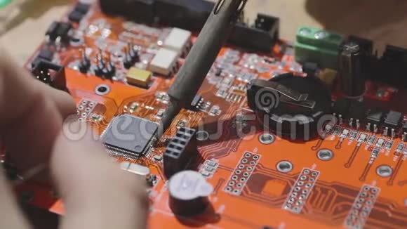 工程师焊接一个板特写焊接一个微电路组装一个微电路特写视频的预览图