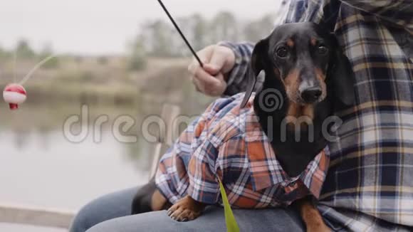 年轻人在桥上跪坐着用可爱的大胡子钓鱼视频的预览图