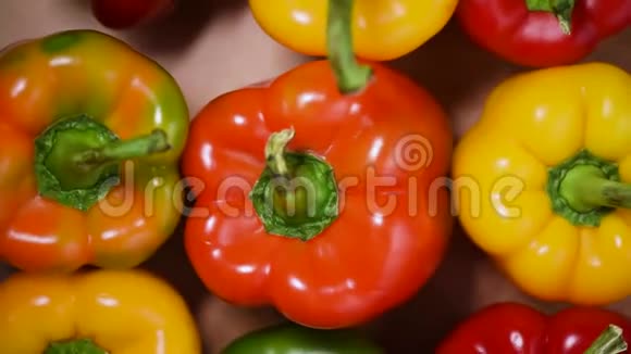 旋转背景上的甜椒上景素和生食概念颜色鲜艳的蔬菜视频的预览图