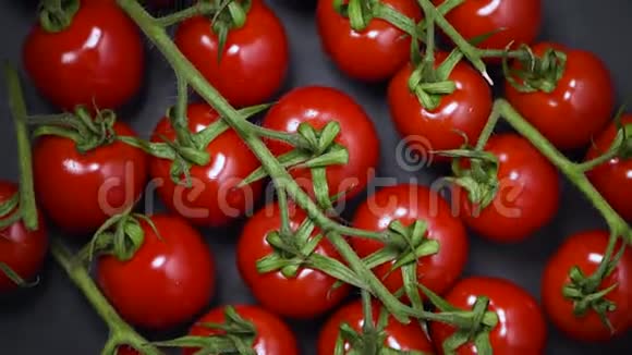旋转背景上的樱桃番茄上景素和生食概念一串新鲜的红西红柿视频的预览图