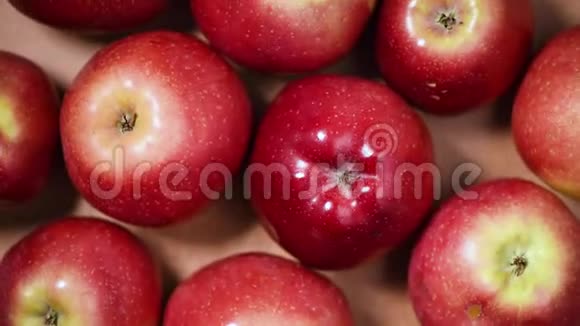 旋转背景上的新鲜红苹果上景素和生食概念视频的预览图