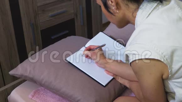 女人写信做清单视频的预览图