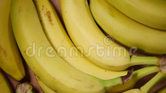 旋转背景上的香蕉上景素和生食概念一串黄色香蕉视频的预览图