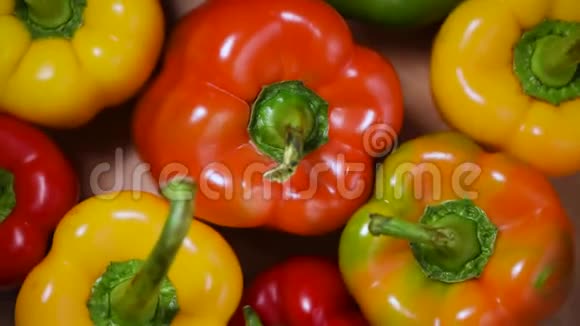 旋转背景上的甜椒上景素和生食概念颜色鲜艳的蔬菜视频的预览图