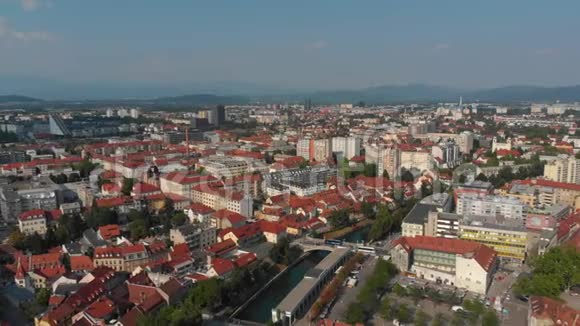 斯洛文尼亚卢布尔雅那2018年6月晴天马维奇航空视频的预览图