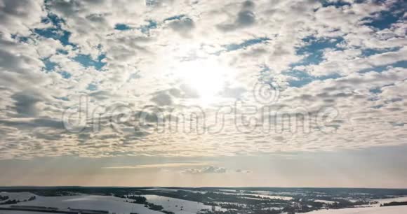 美丽的阴天在冬天冬天的时间流逝天空4K云天气自然云蓝色天空4K太阳视频的预览图
