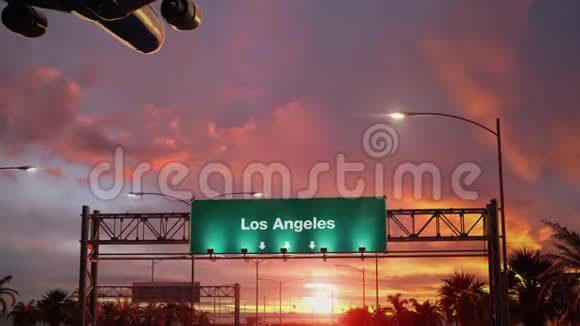 在美妙的日出期间降落在洛杉矶视频的预览图