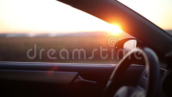 年轻人上车日落的阳光效果视频的预览图