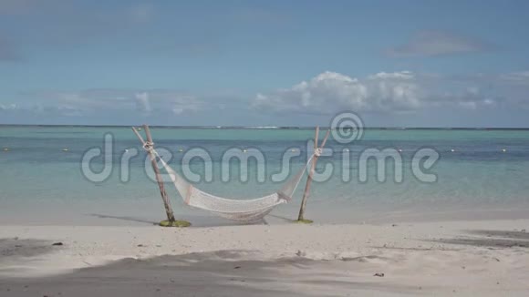 美丽的毛里求斯度假胜地景色白色沙滩吊床和天空视频的预览图