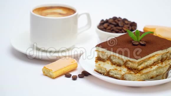 提拉米苏甜点广场部分萨沃亚迪饼干和一杯咖啡隔离在白色背景视频的预览图