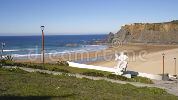 在葡萄牙科斯塔维肯蒂纳的普拉亚德奥德西希克斯海滩上有鱼雕像视频的预览图