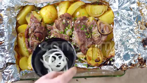 在锡箔猪肉颈上烤土豆撒洋葱视频的预览图