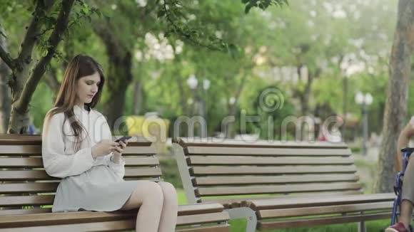 坐轮椅的年轻人试图在公园里见到女人女人不要跟他说话视频的预览图