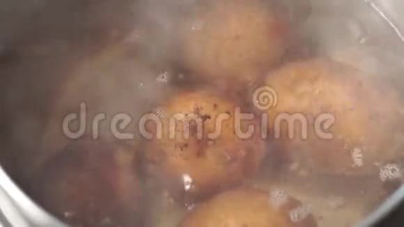 在皮肤里煮土豆锅里装满开水里面有食物厨房概念视频的预览图