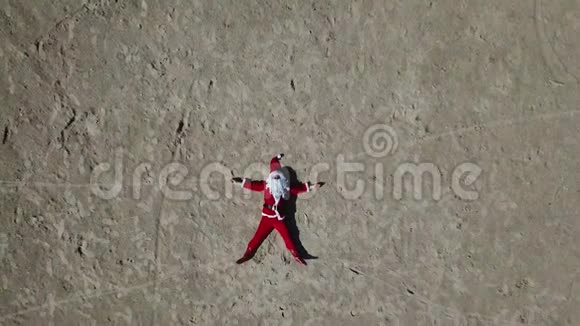 圣诞老人躺在沙滩上上景摄像机向左移动热带的圣诞老人视频的预览图