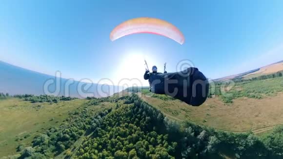 一个人在绿树之上的Paraplane飞行视频的预览图