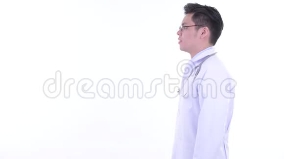 幸福的年轻亚洲男子医生咨询概况视频的预览图