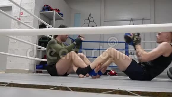 拳击手仰卧起坐健身药球运动环视频的预览图