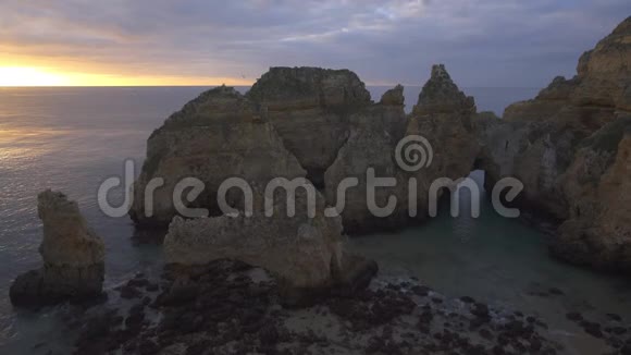 葡萄牙拉各斯的PontadaPiedade海悬崖日出时有大西洋视频的预览图