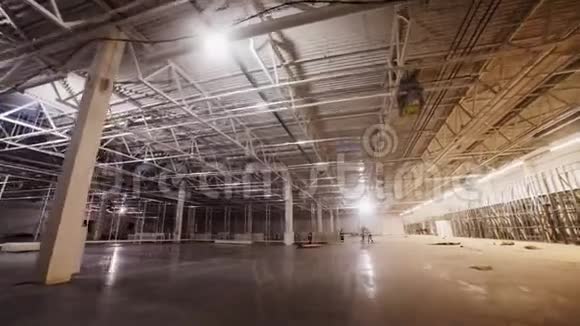 建筑工人在工厂仓库组装的架子上工作视频的预览图