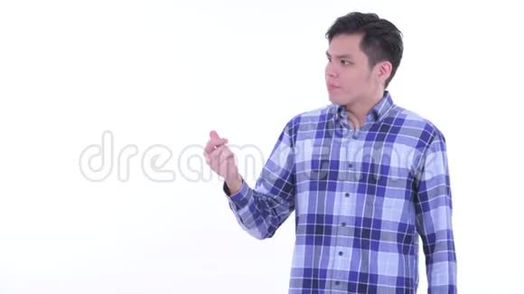 穿着年轻的亚洲嬉皮士的男人拍拍手指竖起大拇指视频的预览图