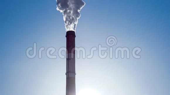 从工厂的烟囱里冒出的烟会缩短时间污染大气的概念视频的预览图
