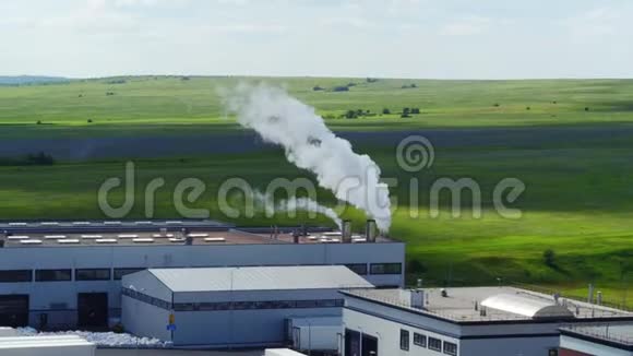 从生产工厂上空的烟囱冒出白烟视频的预览图