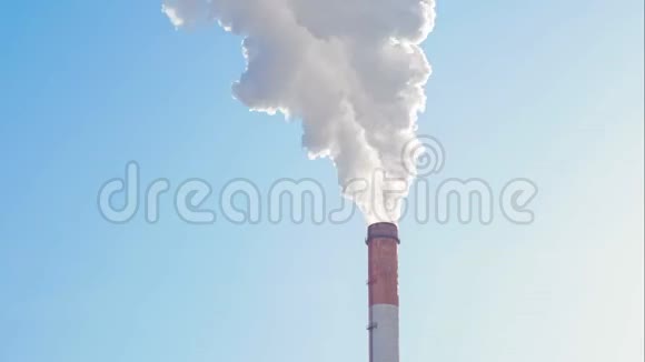 蓝天背景下工业工厂的时间流逝环境污染的概念视频的预览图