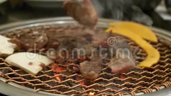 韩式烧烤手翻烤肉特写视频的预览图
