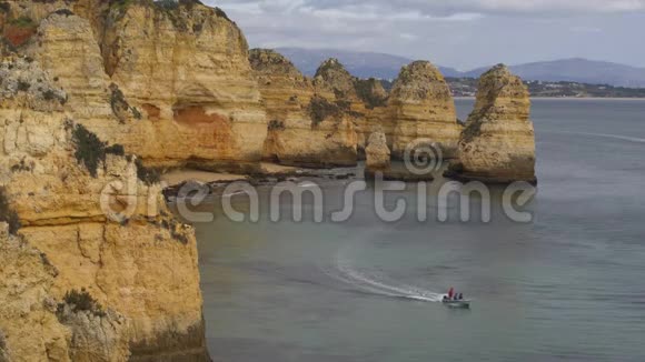 葡萄牙拉各斯阿尔加维大西洋的PontadaPiedade海悬崖视频的预览图