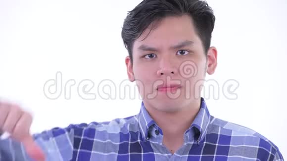 压力重重的亚洲年轻时髦男人的脸视频的预览图