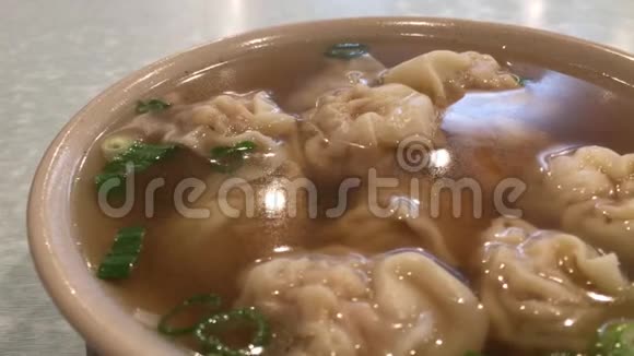韩中餐厅内蒸汽热汤运动视频的预览图