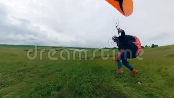 一个人加速驾驶滑翔伞飞过田野视频的预览图