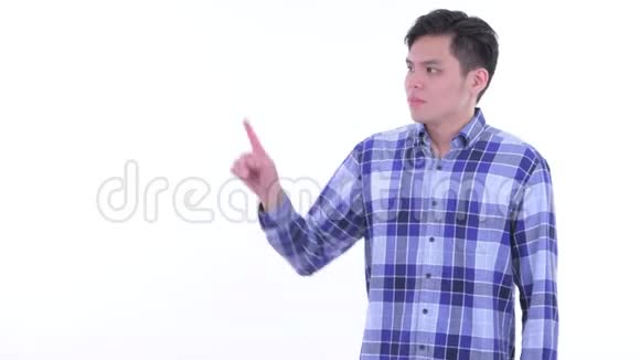 一位年轻的亚洲时髦男人抚摸着什么竖起大拇指视频的预览图