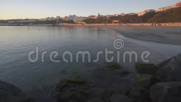 日落时的塞纳河海滩背景是城市景观建筑葡萄牙视频的预览图