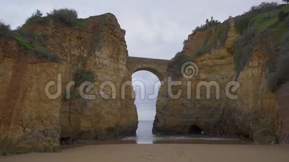 葡萄牙拉各斯带拱桥的普拉亚多斯埃斯顿特海滩视频的预览图