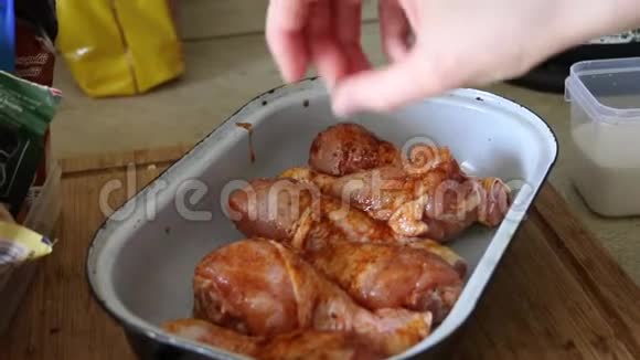 把调味料放入生鸡鸡腿上准备烘烤视频的预览图